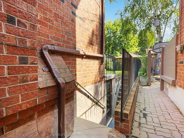 861 Ossington Ave #LOWER — Photo 34