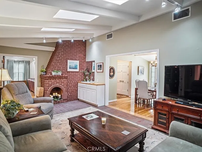 10419 Bloomfield St — Photo 8