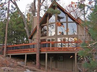 1049 Voltaire Dr, Lake Arrowhead, CA 92352