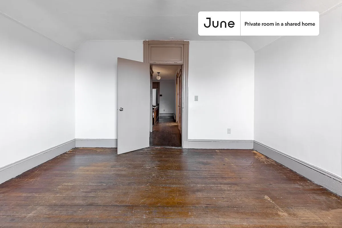 Full bedroom in 3 bed/1 bath home in Roxbury #937 A — Photo 4
