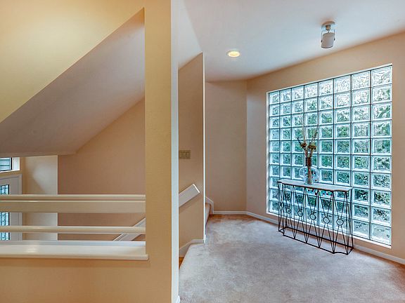 www.LamoureuxRealEstate.com
