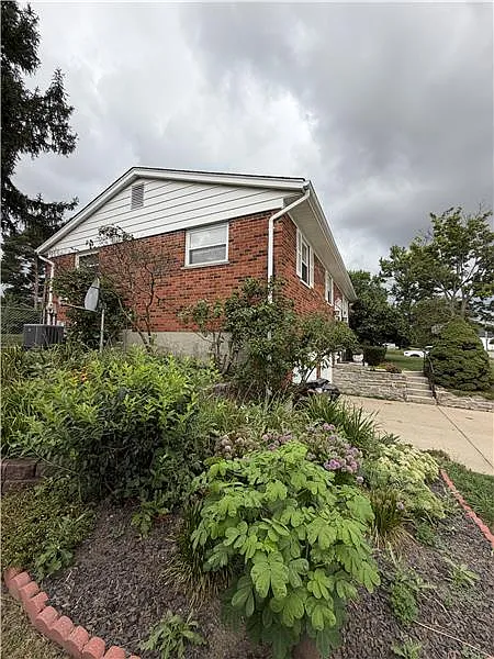 3 bed, 2.5 bath, 1600 sqft, $2,300 — Photo 2
