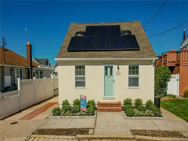 23 Garden City Ave — Photo 2