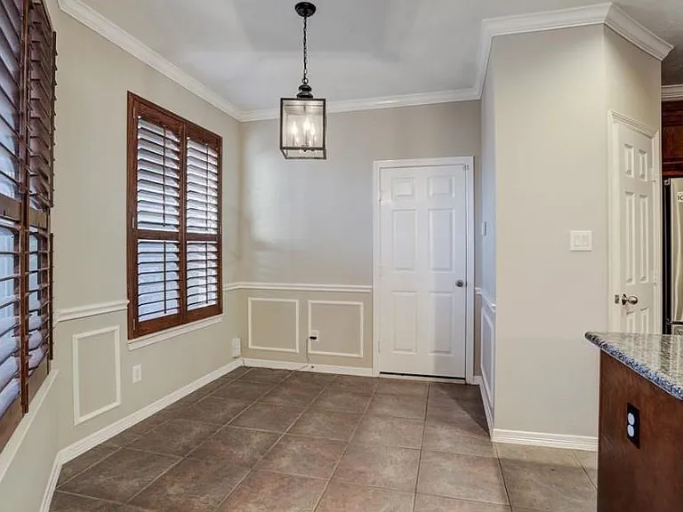 1625 Knox St — Photo 5