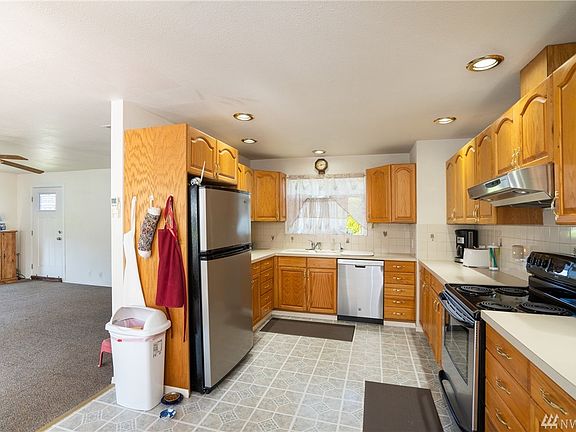 All appliances stay, much cabinet space