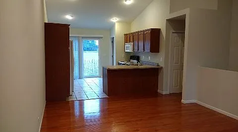 3 bed, 2200 sqft, $1,800 — Photo 3