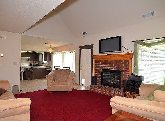 Open plan to kitchen
