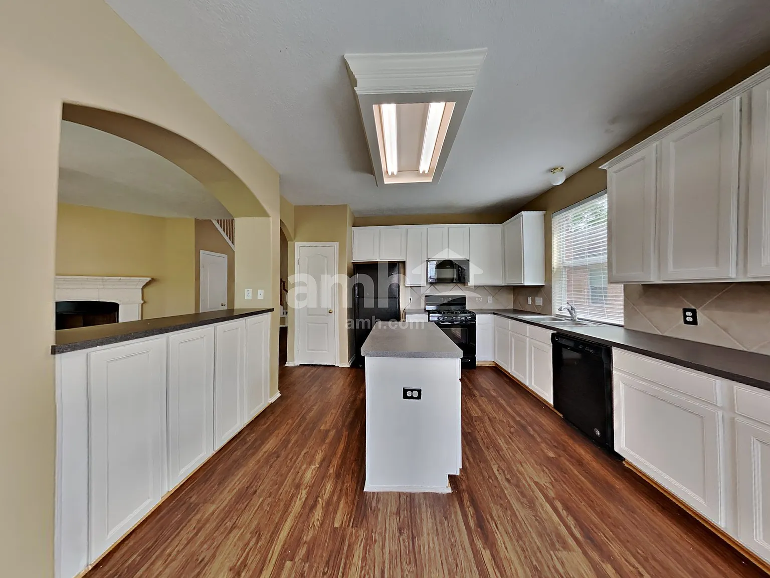 5 bed, 3.0 bath, 2608 sqft, $2,490 — Photo 3
