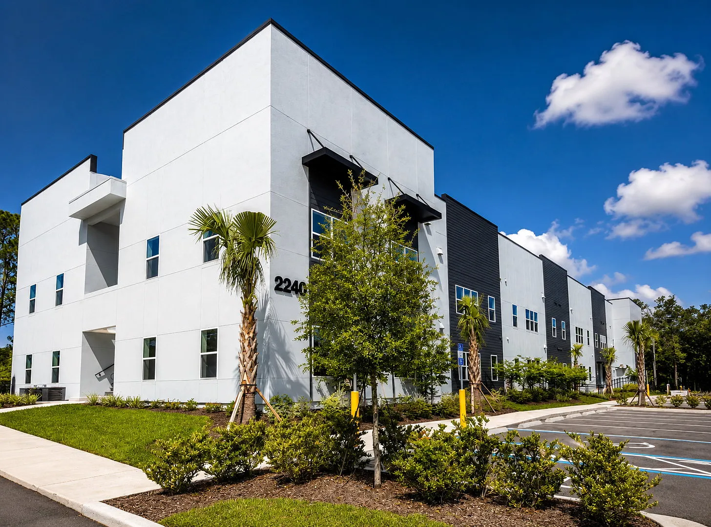 Las Palmas Apartments — Photo 1