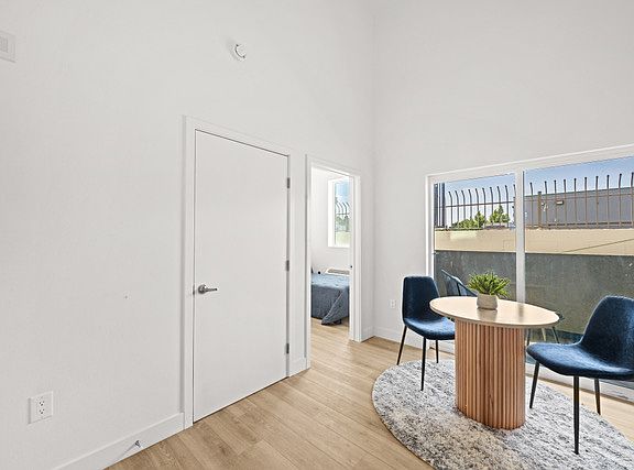 3rd image of 4347 Woodlawn Ave #507