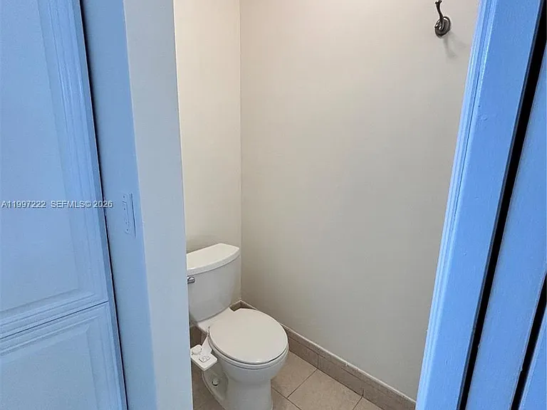 821 W Beckley Sq — Photo 13