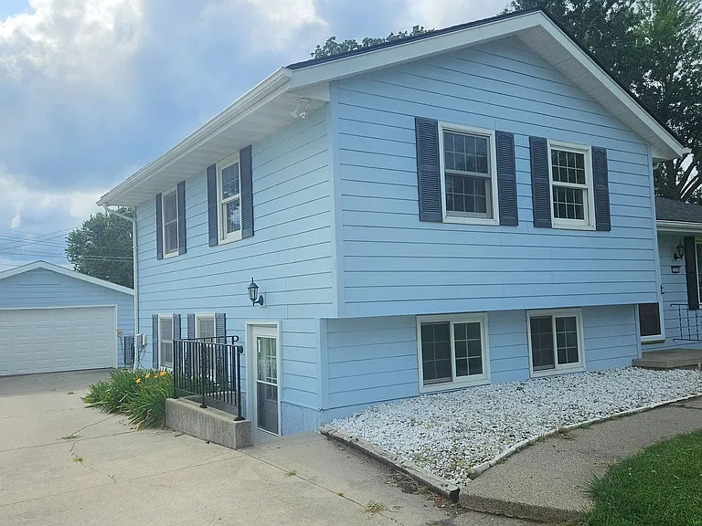 214 SW Arlan Dr — Photo 1