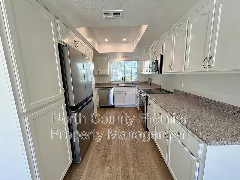 3 bed, 2.5 bath, 1452 sqft, $4,100 — Photo 4