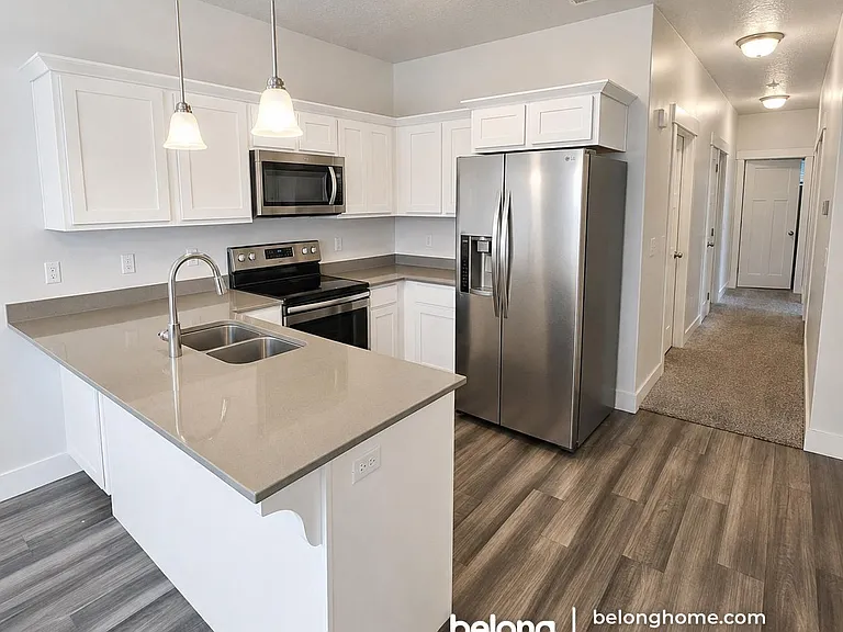 702 W 380 N — Photo 2