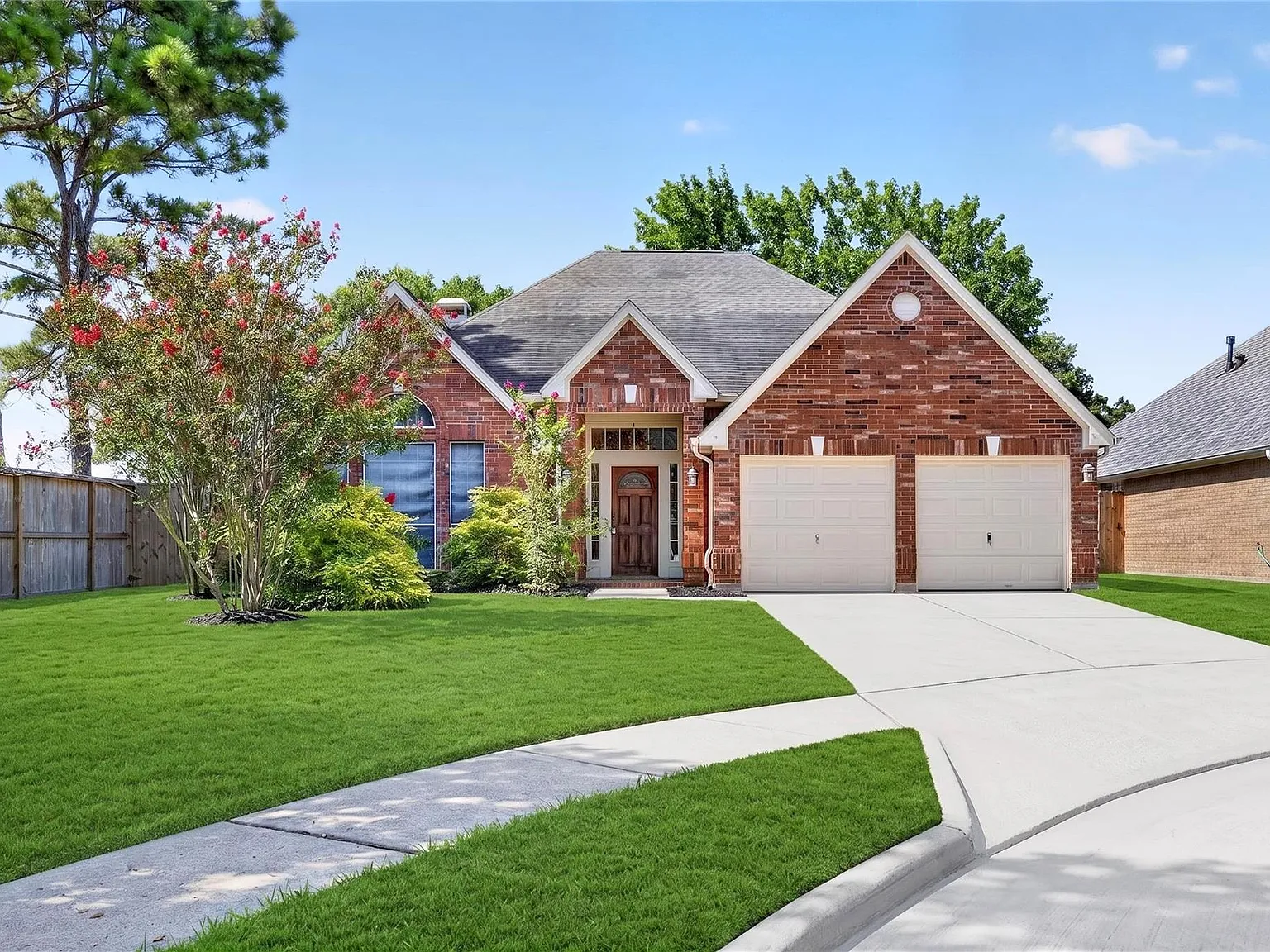 5 bed, 2.0 bath, 2406 sqft, $2,400 — Photo 2
