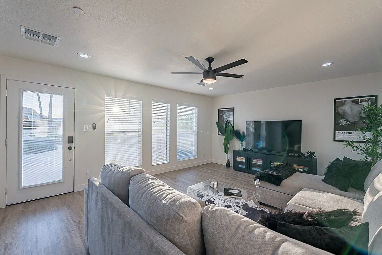4 bed, 2.0 bath, 1991 sqft, $13,880 — Photo 3