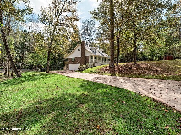 3rd image of 10 Poplar Dr