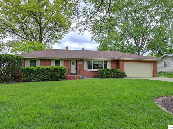 2320 S 88th St, Omaha, NE 68124