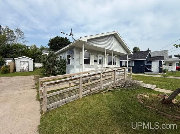 124 S 4th St, Manistique, MI 49854