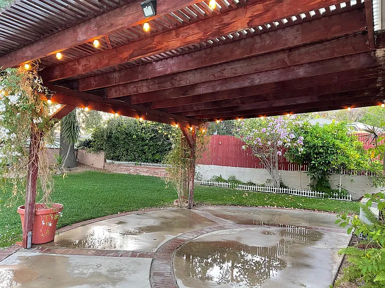 1085 Riviera Dr — Photo 16