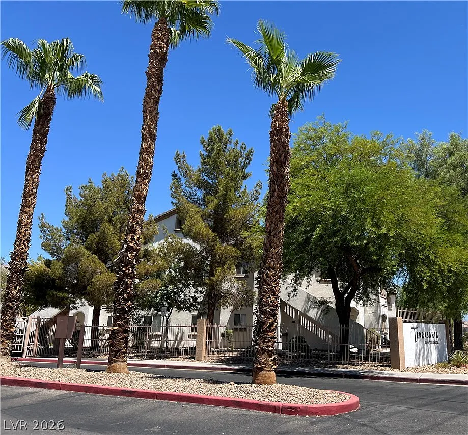 1 bed, 1.0 bath, 774 sqft, $1,080 — Photo 2