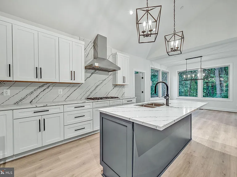 8179 Bodkin Ave — Photo 1