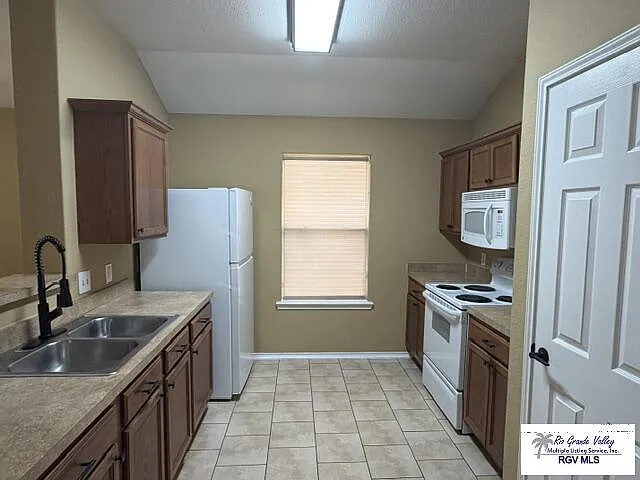 4 bed, 2.0 bath, 1800 sqft, $1,850 — Photo 4
