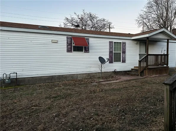 212 N Olive St, Saint Elmo, IL 62458