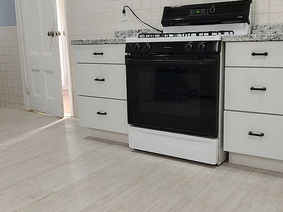 5th image of 49 Burrell St Floor 3
