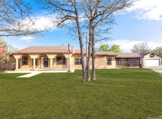 736 Killarney Rd, Floresville, TX 78114