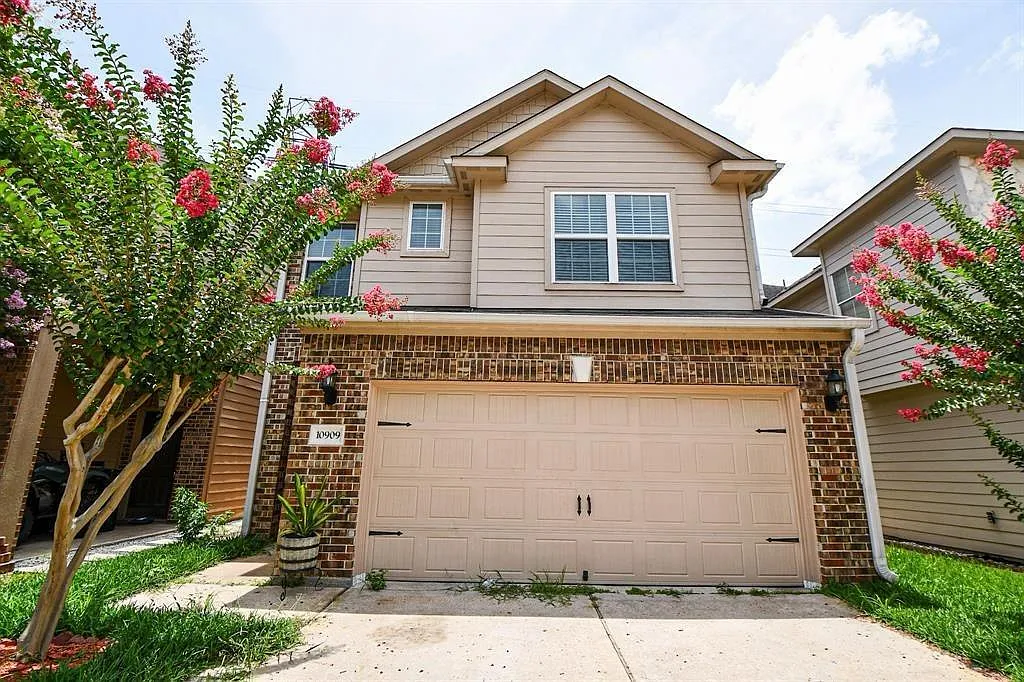 4 bed, 2.5 bath, 2031 sqft, $2,250 — Photo 1