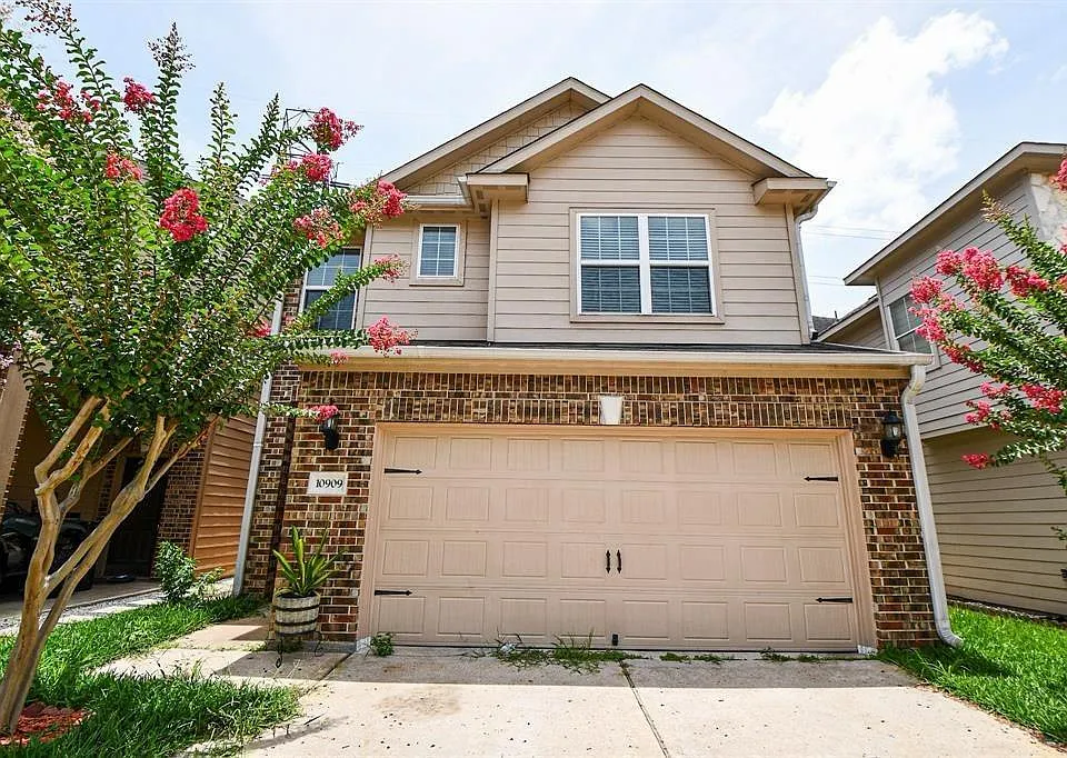 10909 Panther Ct SW
