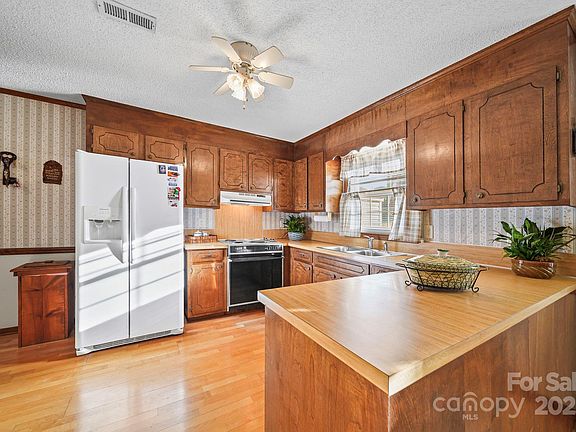 5th image of 912 Cathedral Dr