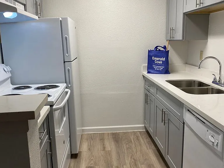 Emerald Cove Apartments — Photo 108