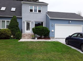 2 Chrysanthy Ct, Johnston, RI 02919