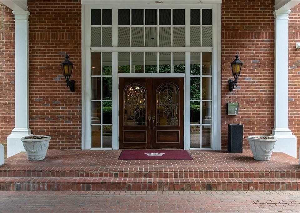1st image of 2921 Lenox Rd NE APT 309
