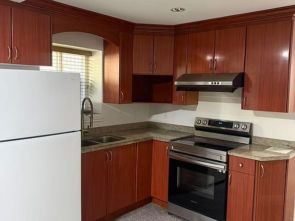 4th image of 16433 93b Ave #Basement