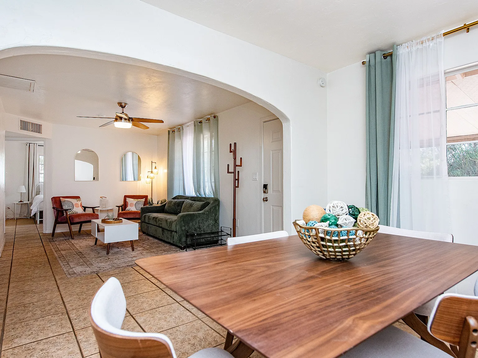 3 bed, 1040 sqft, $2,450 — Photo 3