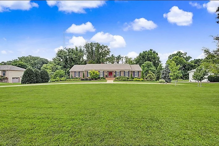 5 bed, 3831 sqft, $7,500 — Photo 3