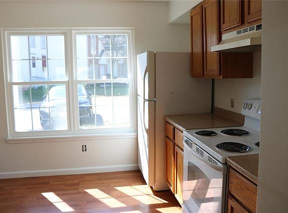 3rd image of 684 Sugar Trail Ct