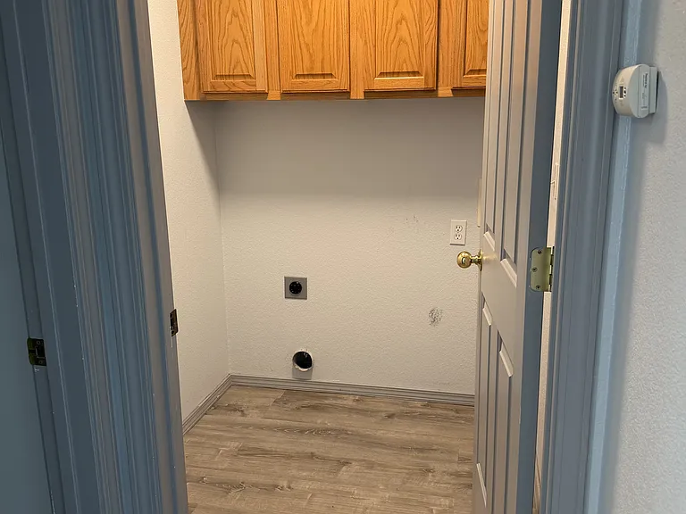 2112 Mead Ln — Photo 3