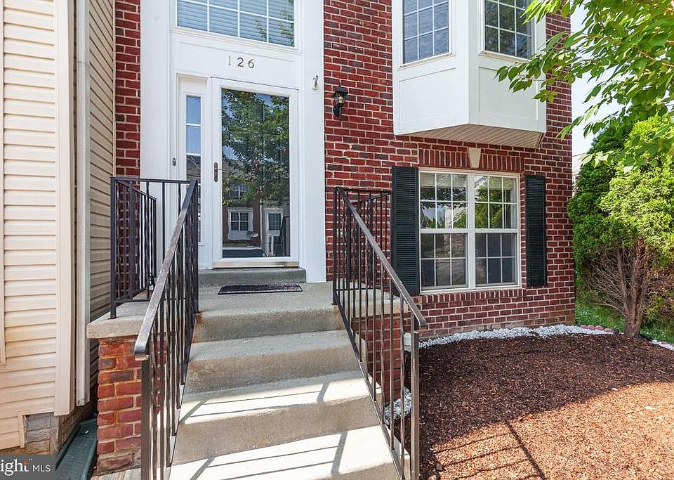 Welcome Home! Large end unit townhome, fenced