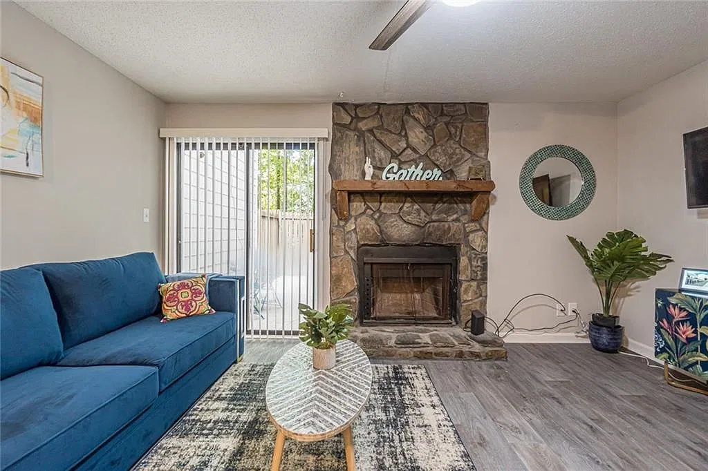 2 bed, 2.5 bath, 1188 sqft, $2,100 — Photo 4