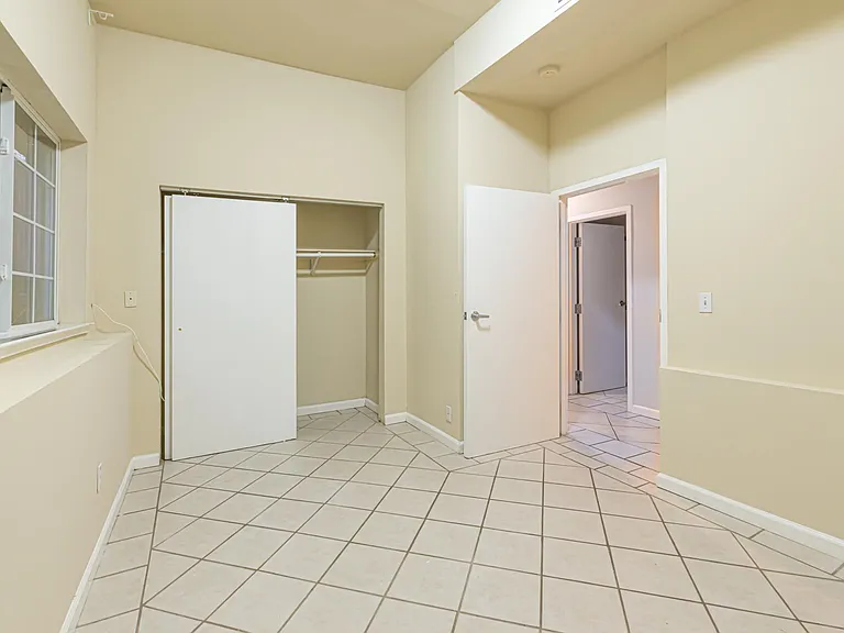 150 Caldecott Ln #1 — Photo 2
