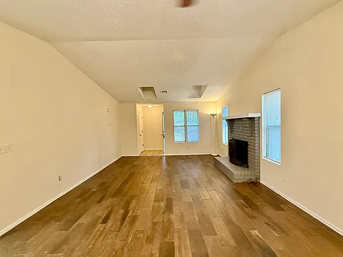 932 Century Dr Photo 1