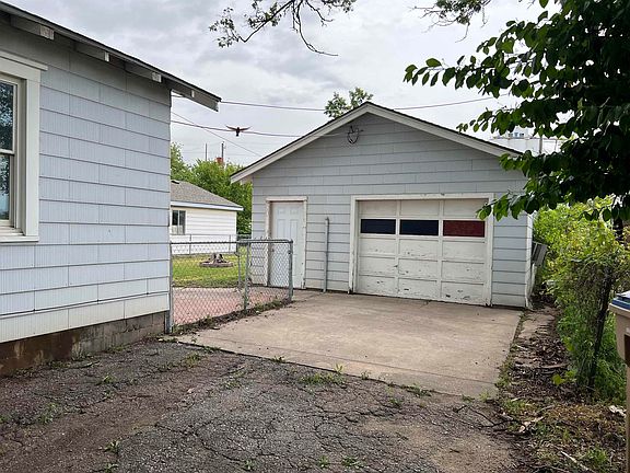 3rd image of 128 S Cedar Ave
