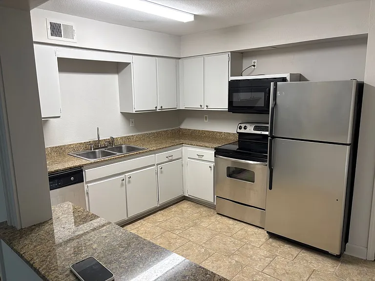904 Park Ln — Photo 1