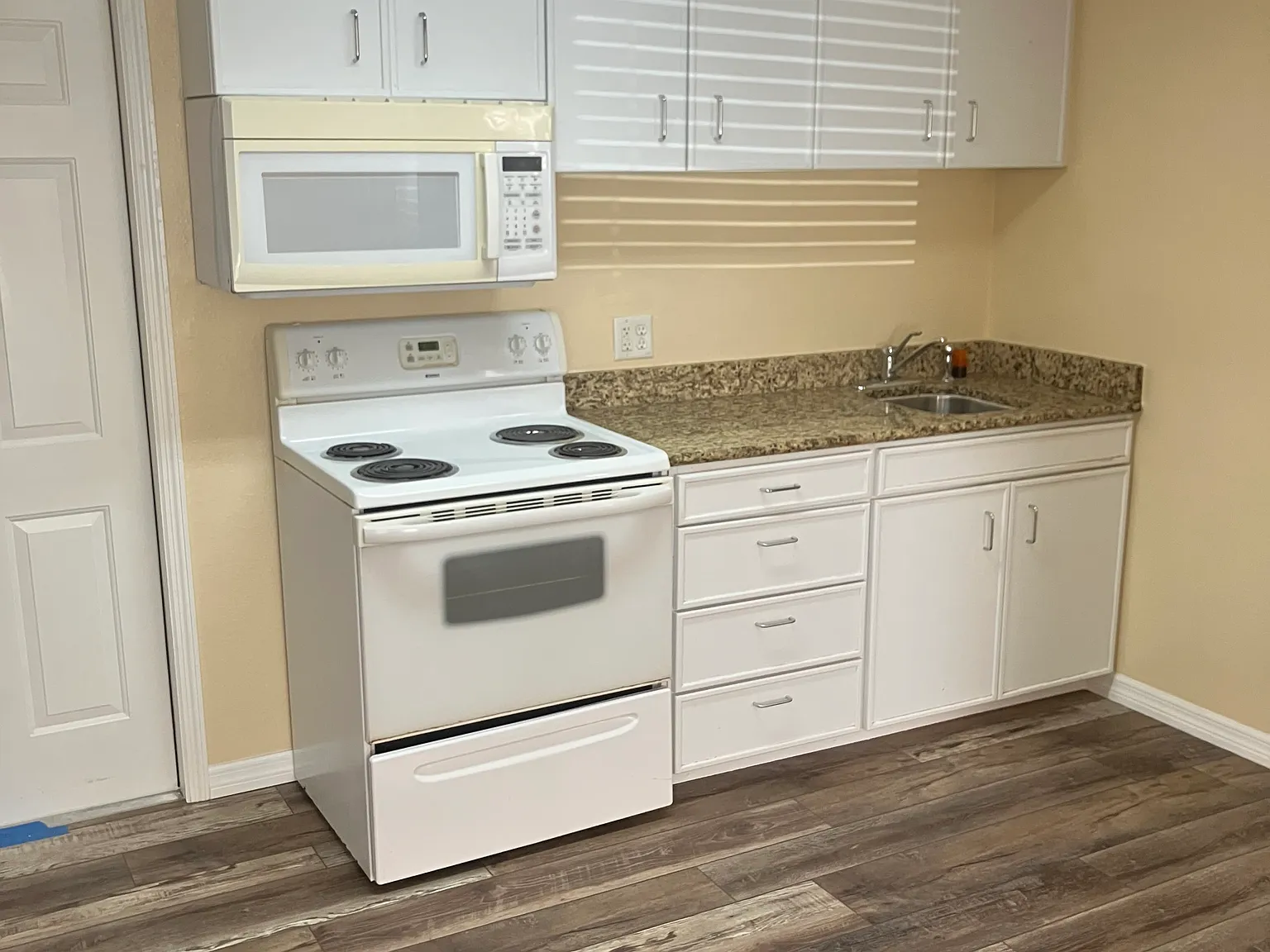 1 bed, 400 sqft, $1,100 — Photo 3