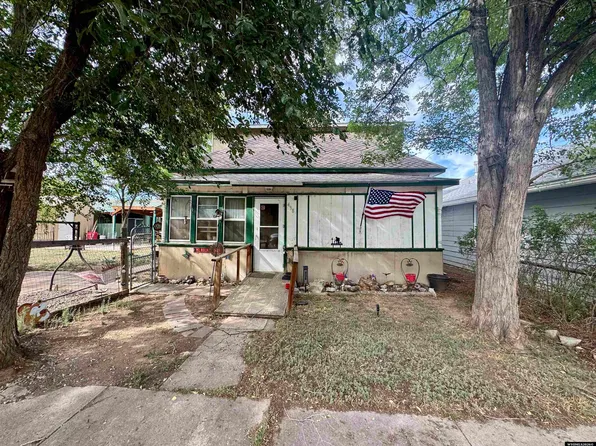 438 Big Horn St, Thermopolis, WY 82443