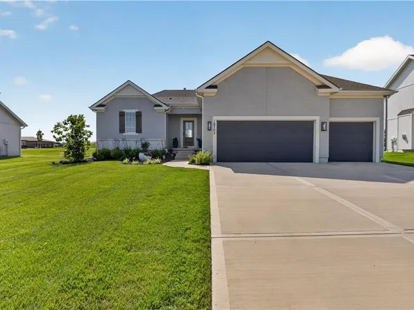 18702 Theden St, Spring Hill, KS 66083